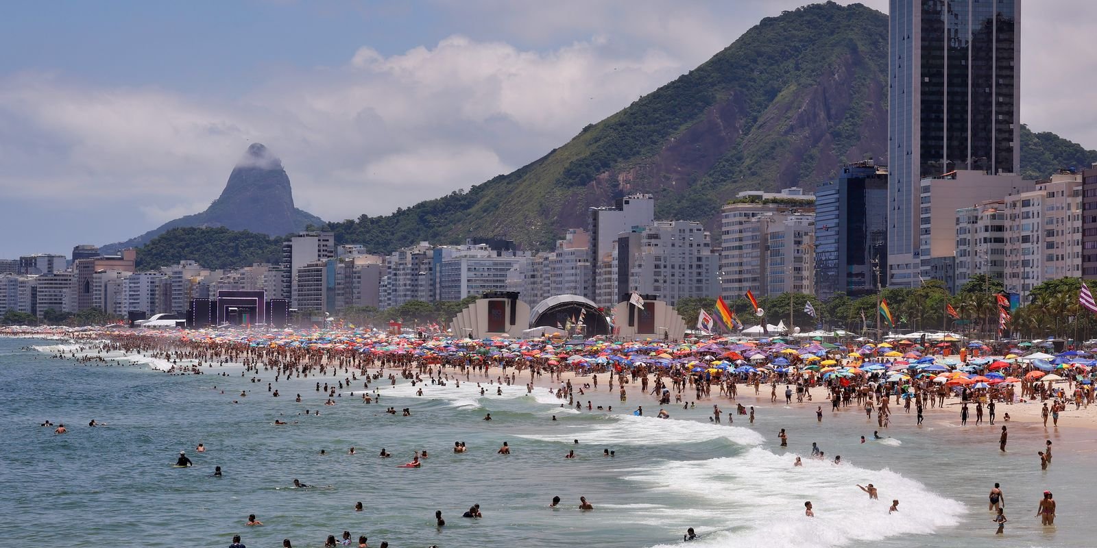 Ultraleve cai no mar de Copacabana, no Rio de Janeiro