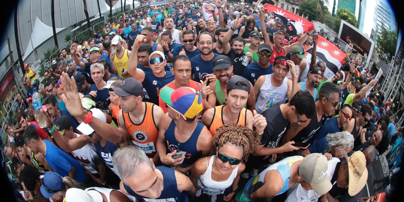 Com disposição e alegria, corredores anônimos agitam a São Silvestre