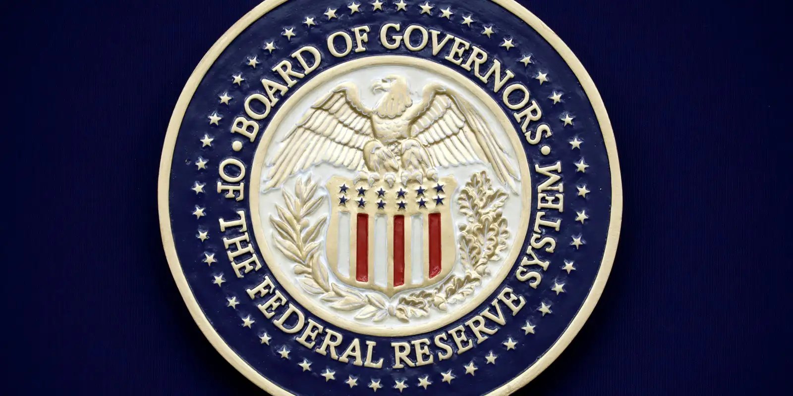 Trump usa acusação criminal como chantagem para reduzir juros, diz FED