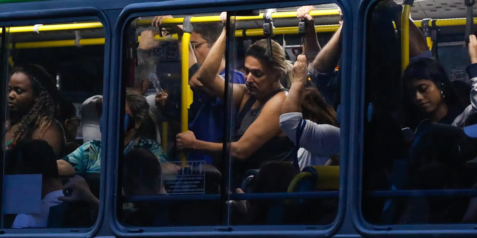 Livro apresenta contrastes do Rio ao examinar linha de ônibus 474