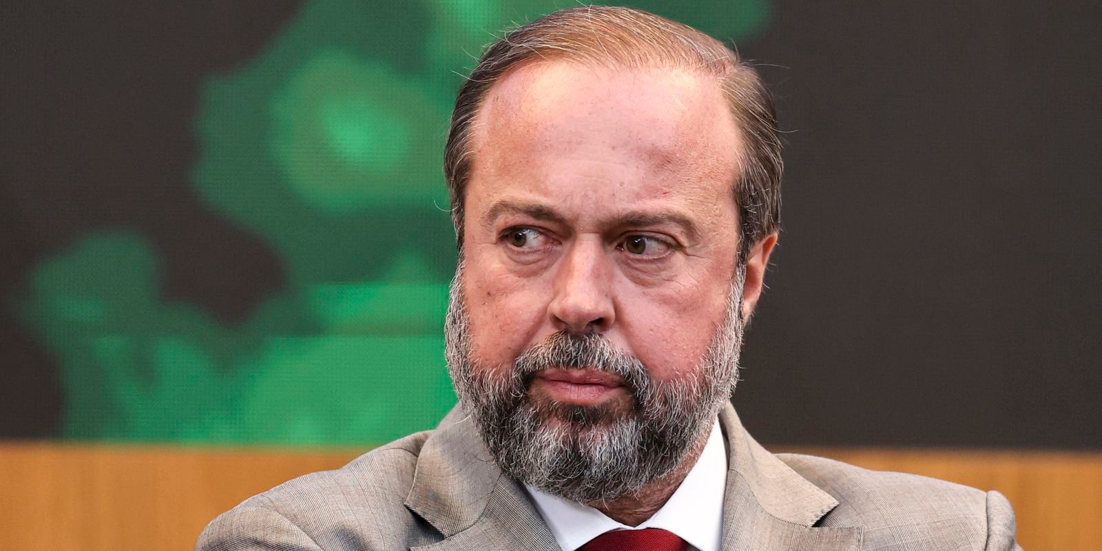 Ministro cobra solução para vazamento de água em minas da Vale