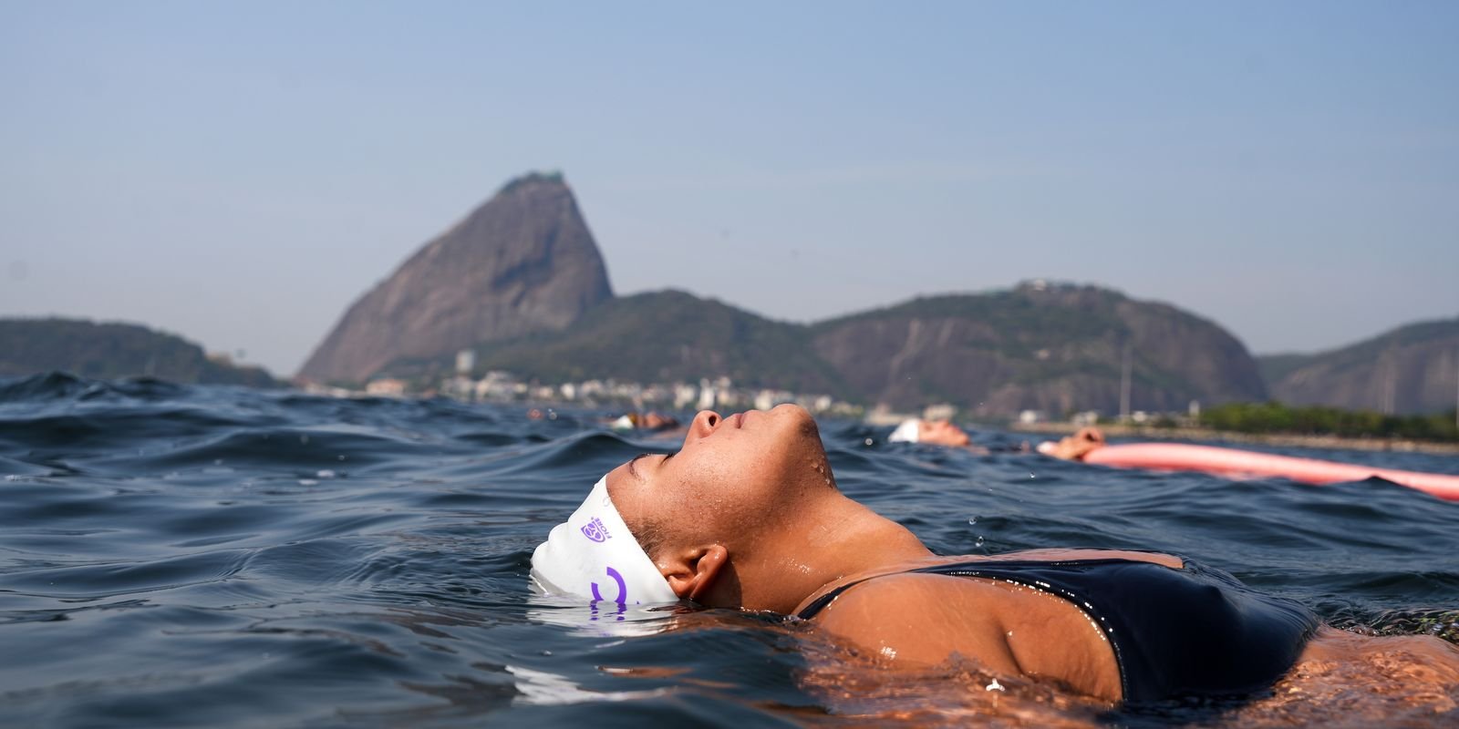 Treinos em grupo na praia devolvem liberdade a pessoas trans no Rio