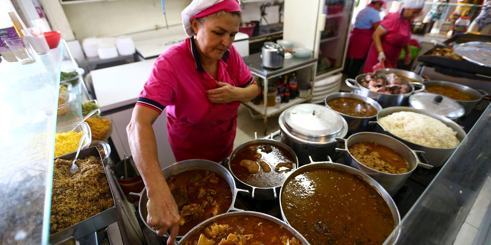 Cresce contratação de pessoas 50+ no comércio e nos serviços em SP