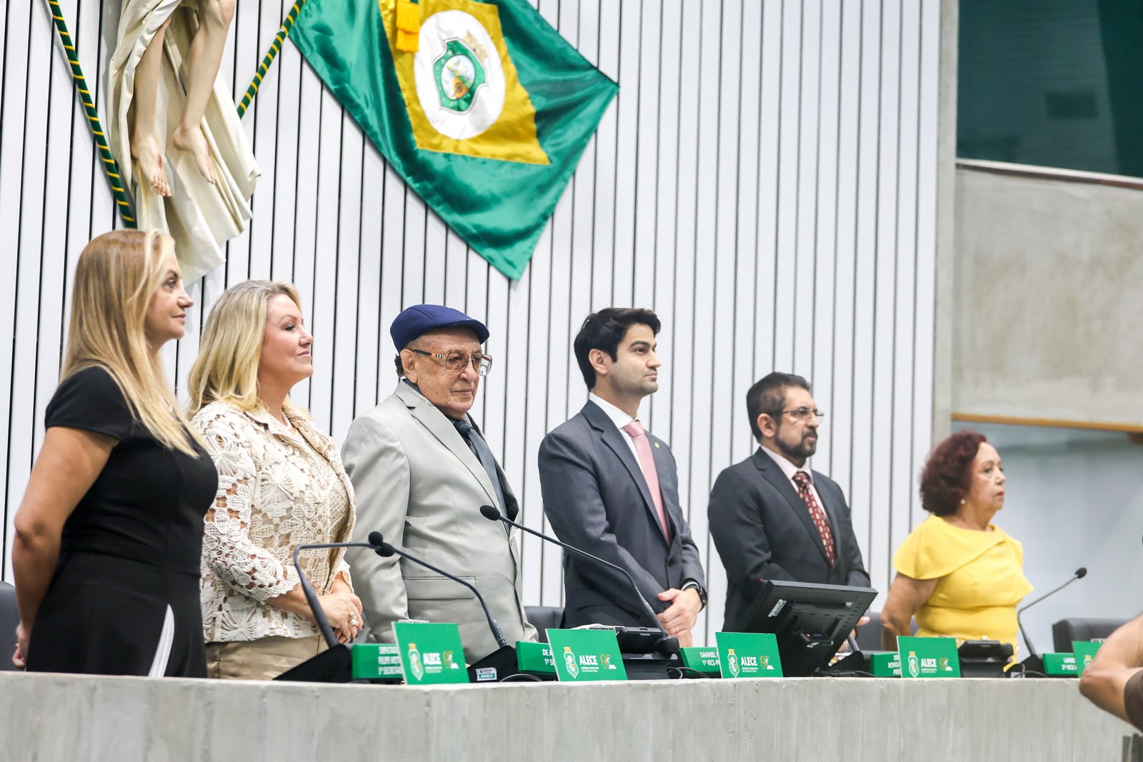 Cabeleireiros cearenses recebem homenagem da Alece pela atuação no Ceará