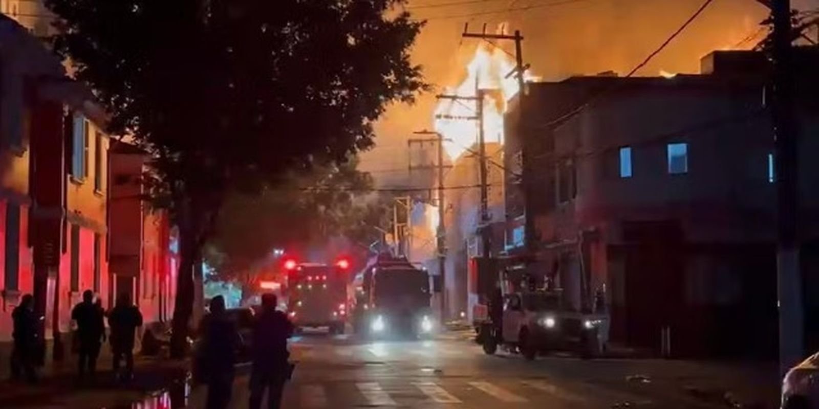 Incêndio de grandes proporções atinge fábrica no Brás, em São Paulo
