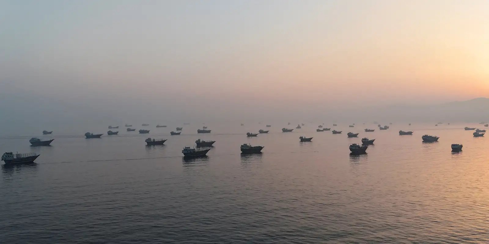 Primeiros navios-tanque atravessam estreito após acordo com Irã