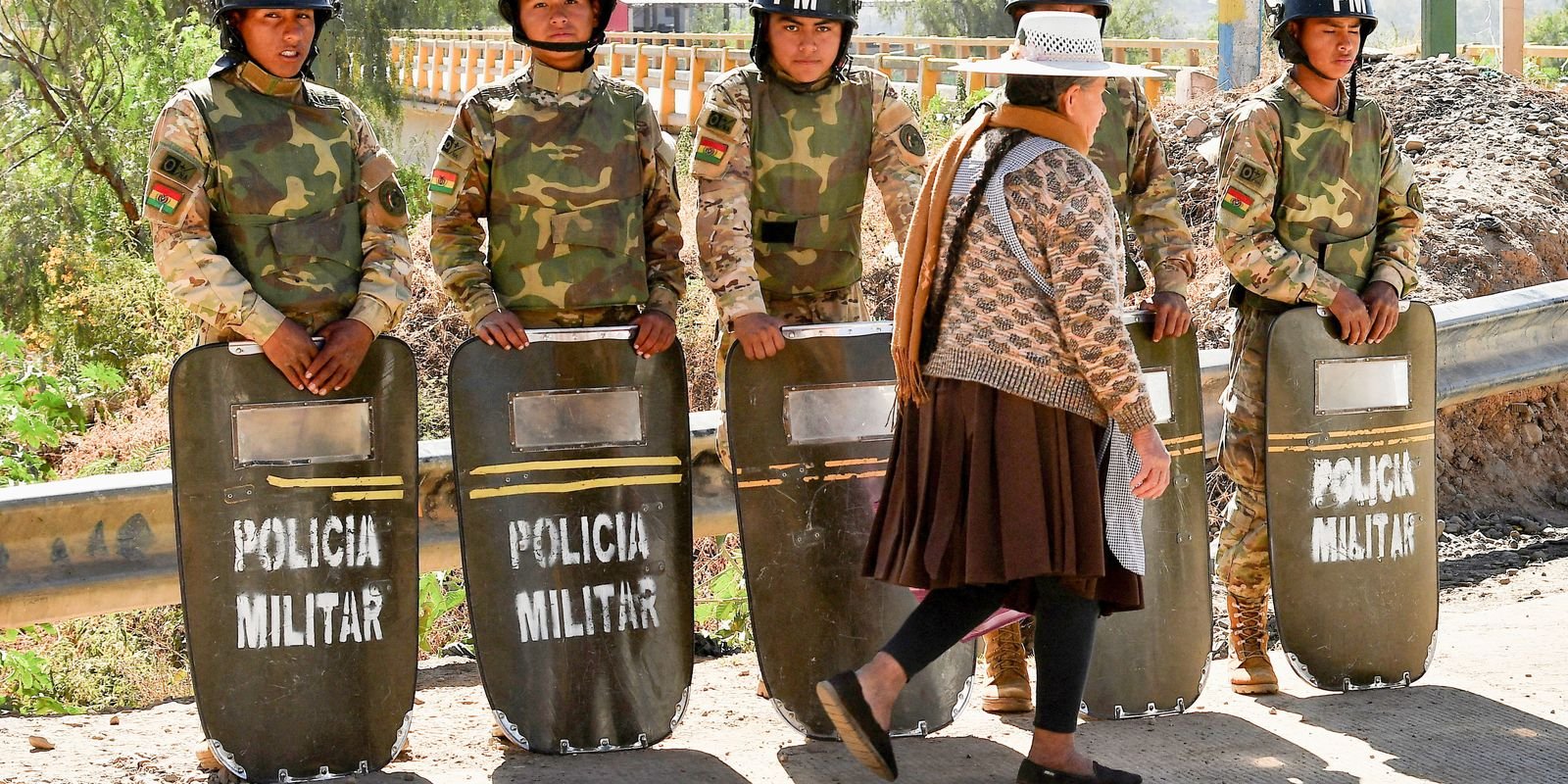 Bolívia: caem bloqueios após estado de exceção e acordo com sindicato