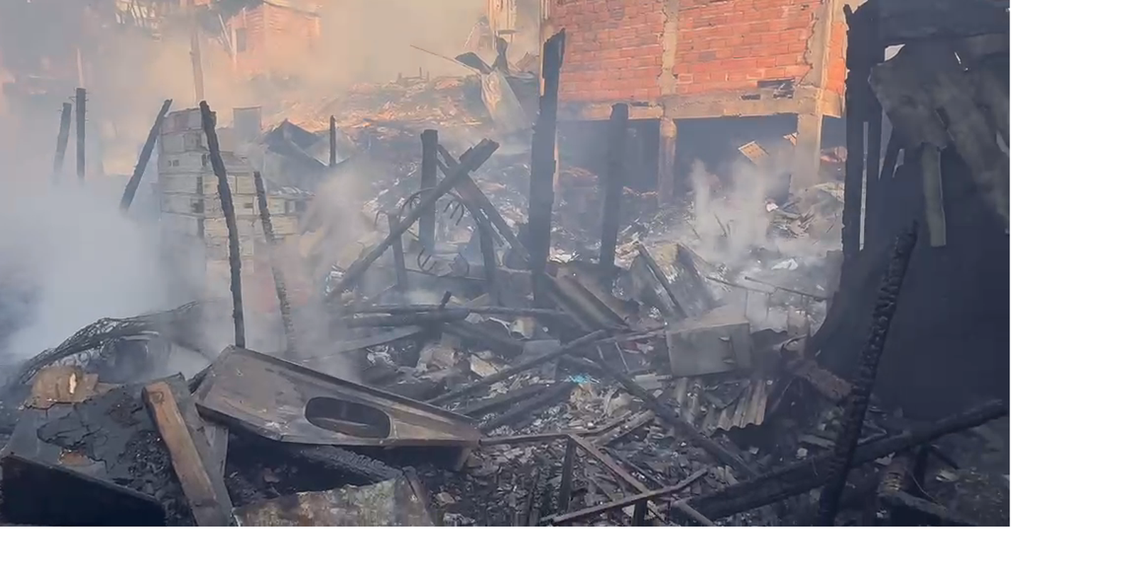 Incêndio destrói moradias na comunidade de Paraisópolis em São Paulo