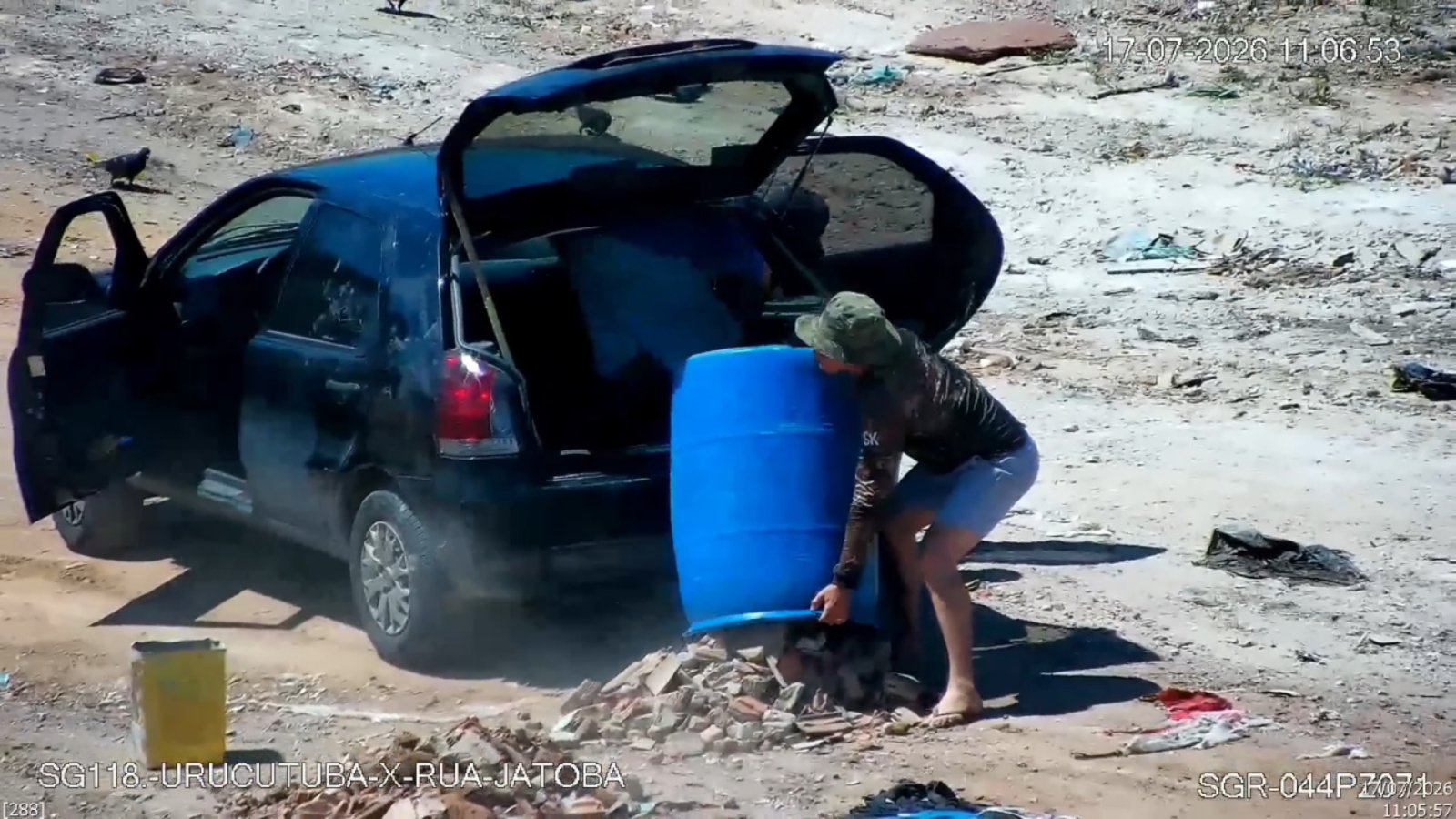 Imagens de videomonitoramento mostram indivíduos descartando resíduos a partir de veículo