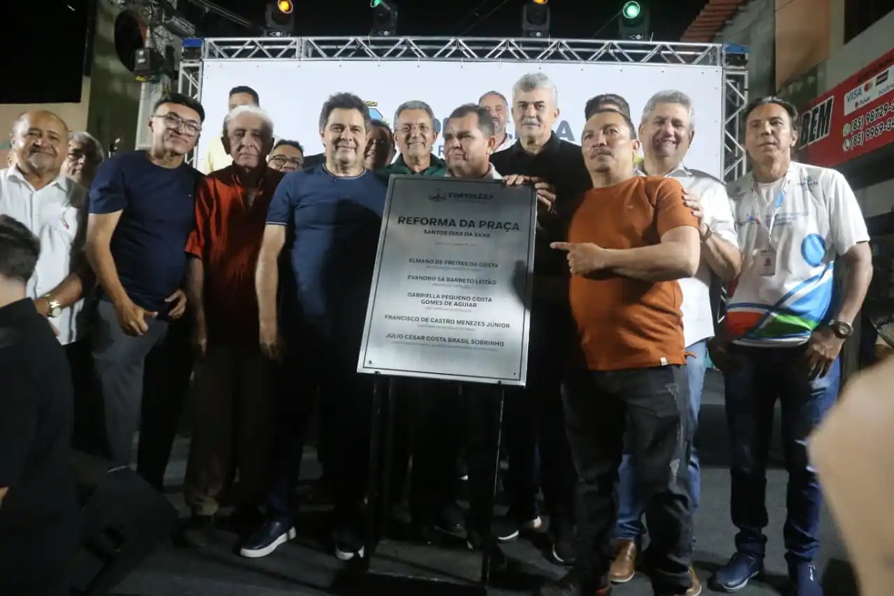 A foto mostra o prefeito Evandro Leitão, gestores da Prefeitura e apoiadores junto à placa de inauguração da praça
