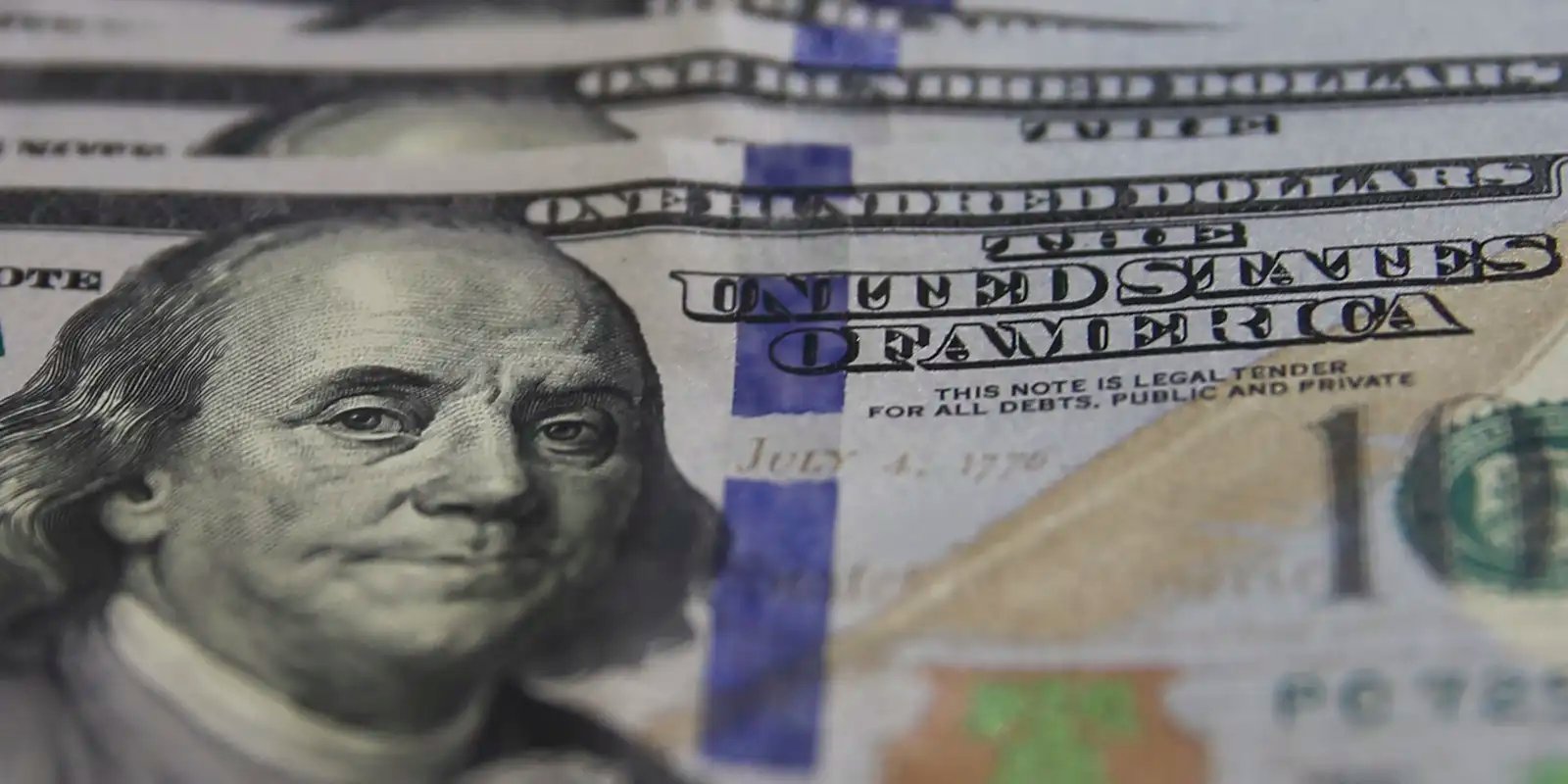 Dólar cai para R$ 5,07, no menor nível em um mês