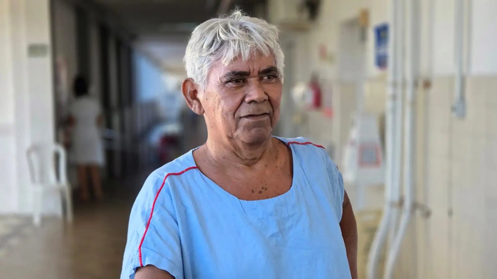 A foto mostra um paciente da Santa Casa vestido com roupa de hospital